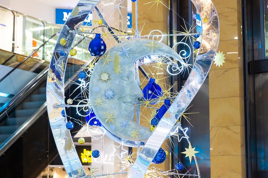 Небесные светила: декорации для ТРЦ Gulliver