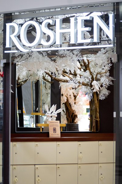 Любовь и добро: новая витрина для магазина Roshen в Ивано-Франковске