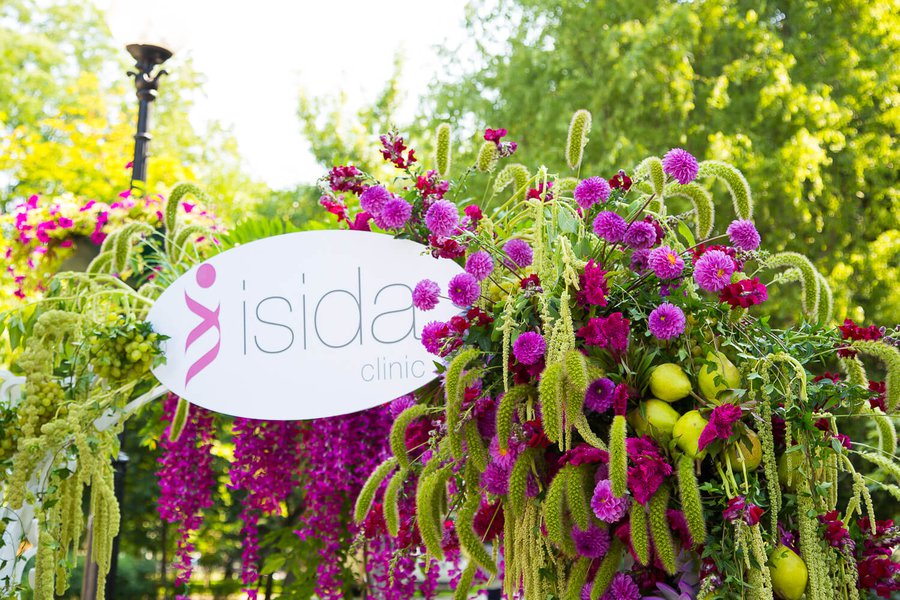 Летняя фотозона для клиники ISIDA