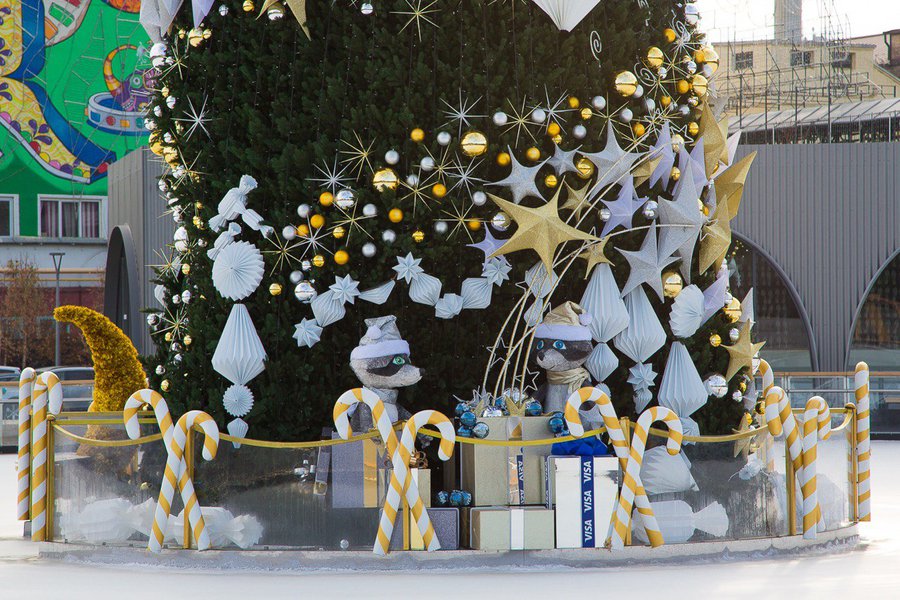 Magic Christmas tree and Christmas installation for Roshen Winter Village