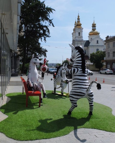 Вуличні декорації «Веселі зебри» для Roshen у Вінниці