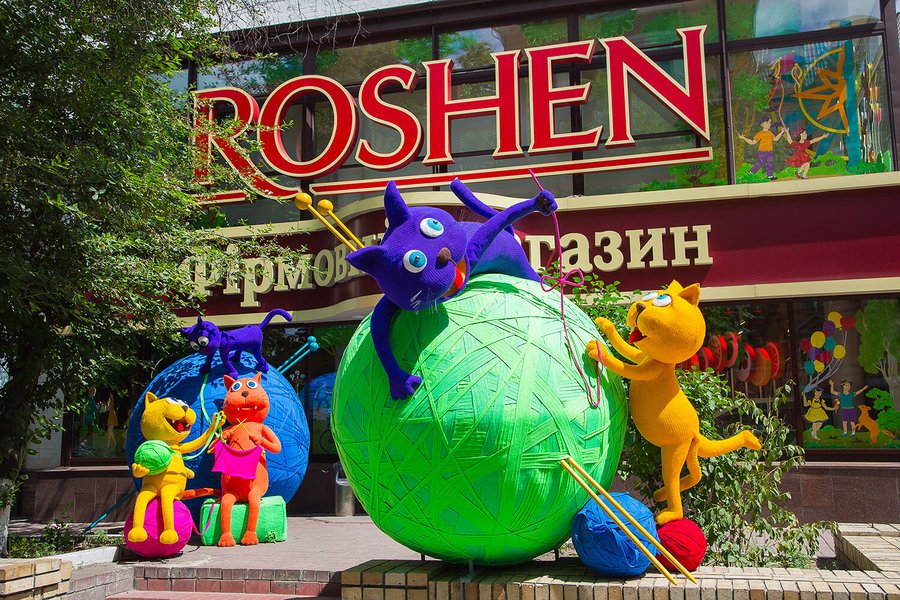 Summer decorations for Roshen Store on Arsenalnaya in Kiev 2018