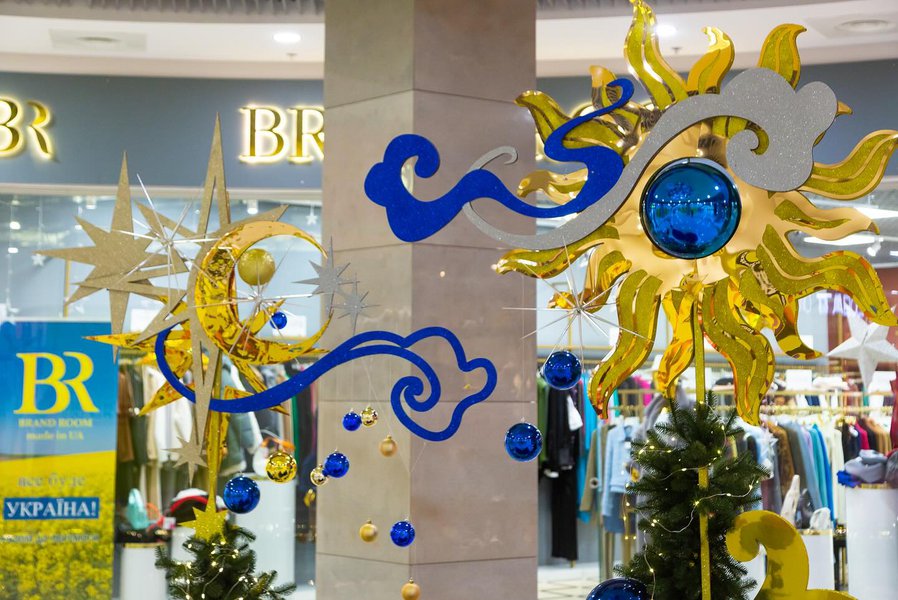 Небесные светила: декорации для ТРЦ Gulliver