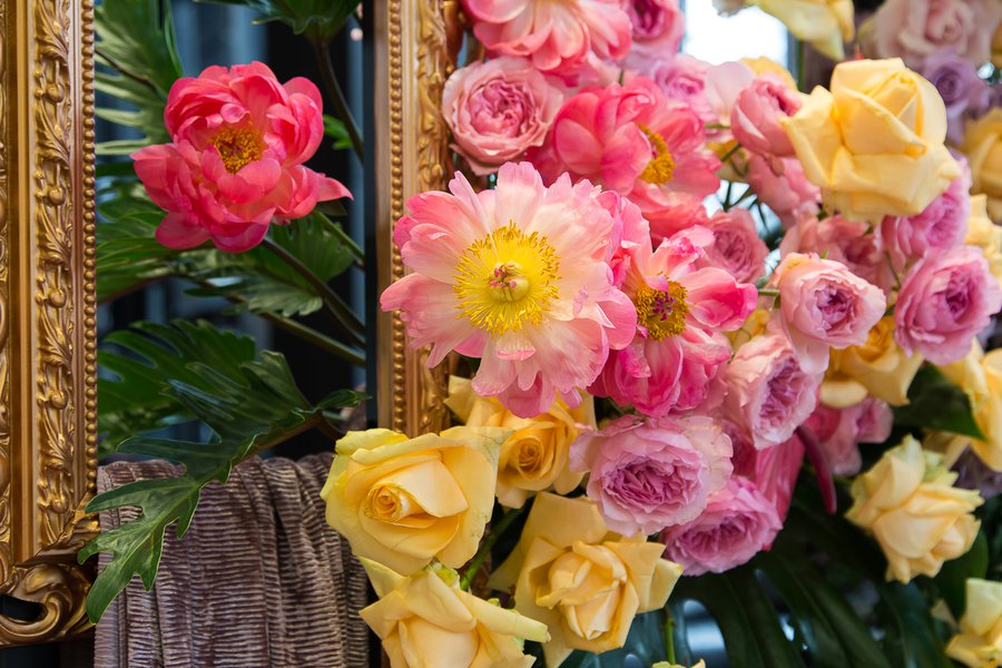 Весеннее цветочное искусство: фотозона для бизнес-центра IQ
