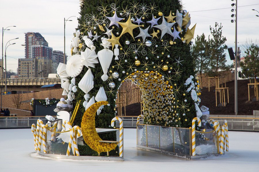 Magic Christmas tree and Christmas installation for Roshen Winter Village