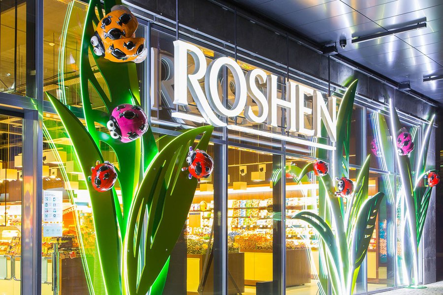 "Ode to Summer" window display for the Roshen store