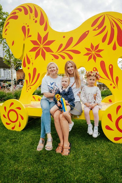 Декорації для етнофестивалю у River Mall