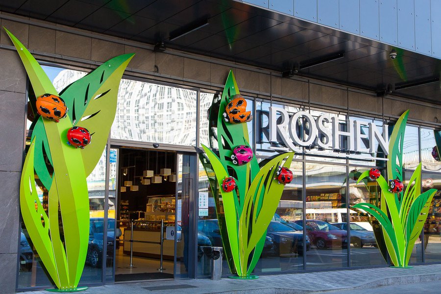 "Ode to Summer" window display for the Roshen store