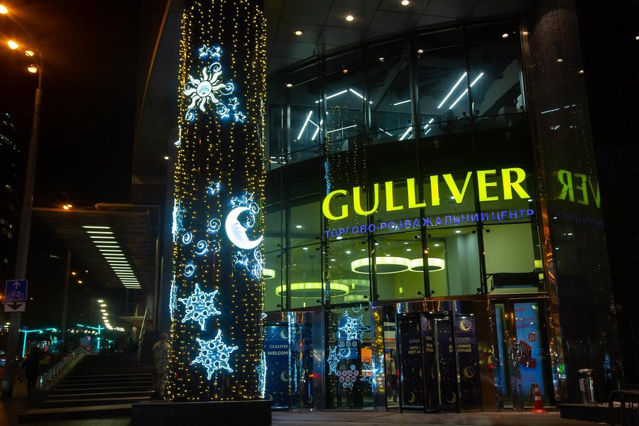 Небесные светила: декорации для ТРЦ Gulliver