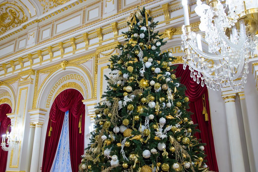 Официальная, но не скучная: рождественская ель для «Мариинского дворца»