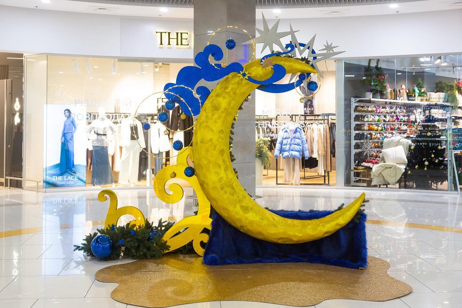 Небесные светила: декорации для ТРЦ Gulliver