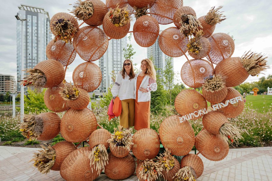 Декорації для етнофестивалю у River Mall