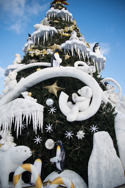 Ар-нуво у відтінках білого для різдвяного оформлення Roshen Winter Village