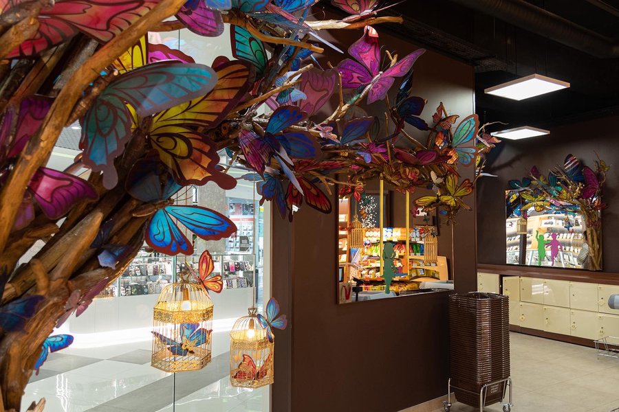«Фантастические бабочки»: декорации для магазина Roshen в Ивано-Франковске