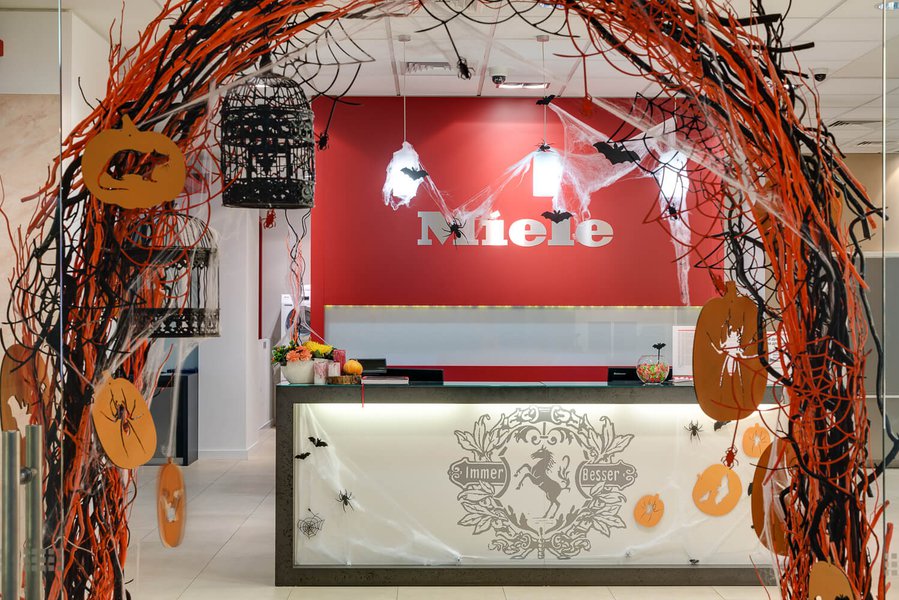 Оформление к Halloween в бутике Miele 2015