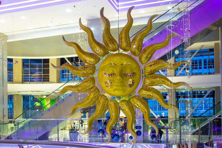 Небесные светила: декорации для ТРЦ Gulliver