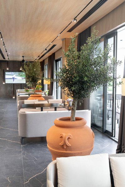 Italian summer in green design for the Kozyn golf club