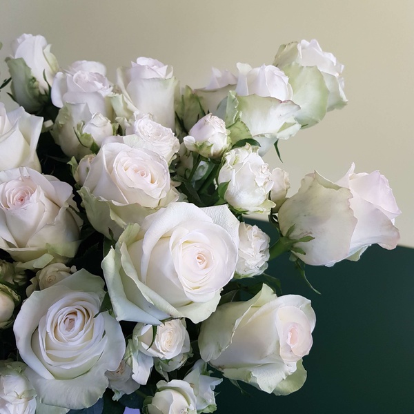 Букет з 31 білих троянд мікс