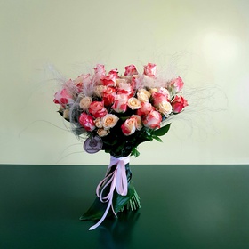 Bouquet of 31 mix roses and stiffs