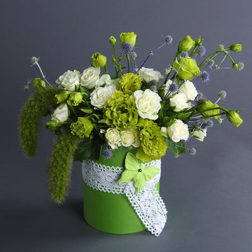 Flower composition white-green