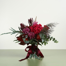 Bouquet in crimson shades