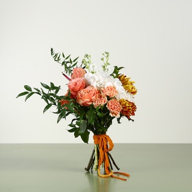 Floristic bouquet peach-white