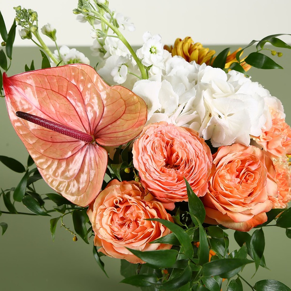 Floristic bouquet peach-white