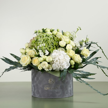 Цветы в коробке в бело-зеленой гамме