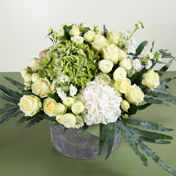 Цветы в коробке в бело-зеленой гамме