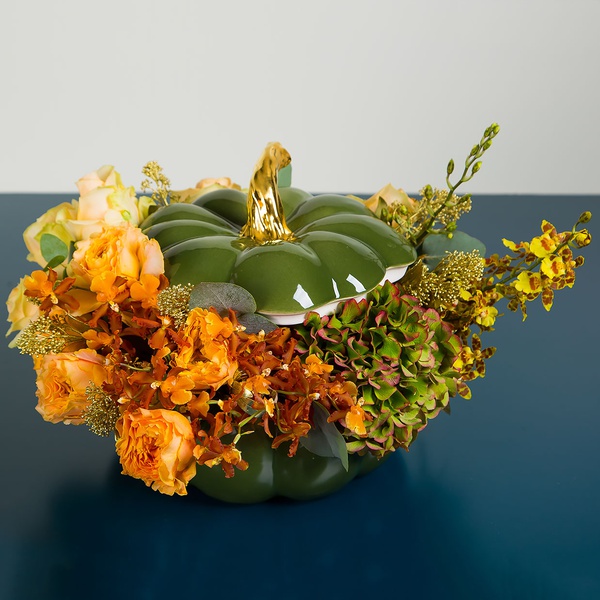Floral composition in pumpkin with hydrangea