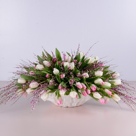 Композиция из 101 бело-розового тюльпана в вазе