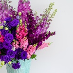 Яскравий букет у фіолетових відтінках у вазі