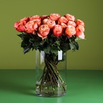 21 rose Kahala in a vase