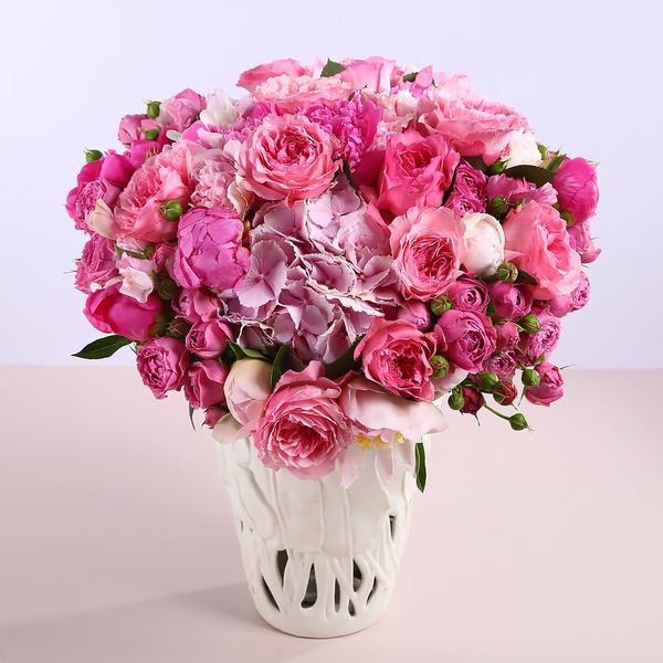 Bouquet in pink tones in a vase