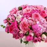 Bouquet in pink tones in a vase