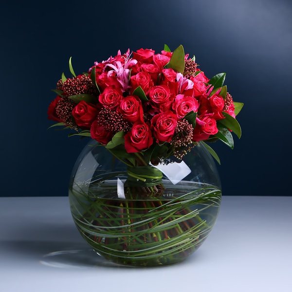 Bouquet in raspberry tones in a vase