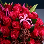 Bouquet in raspberry tones in a vase