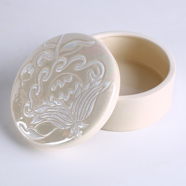 Ceramic box Hetmans'ka, white