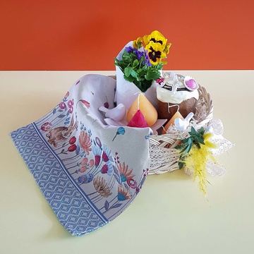 Basket with Easter cake and ceramics