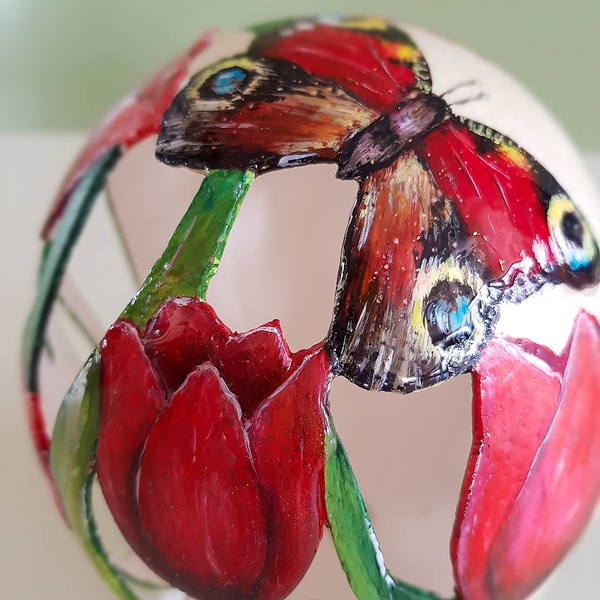 Painted carved egg "Tulips"