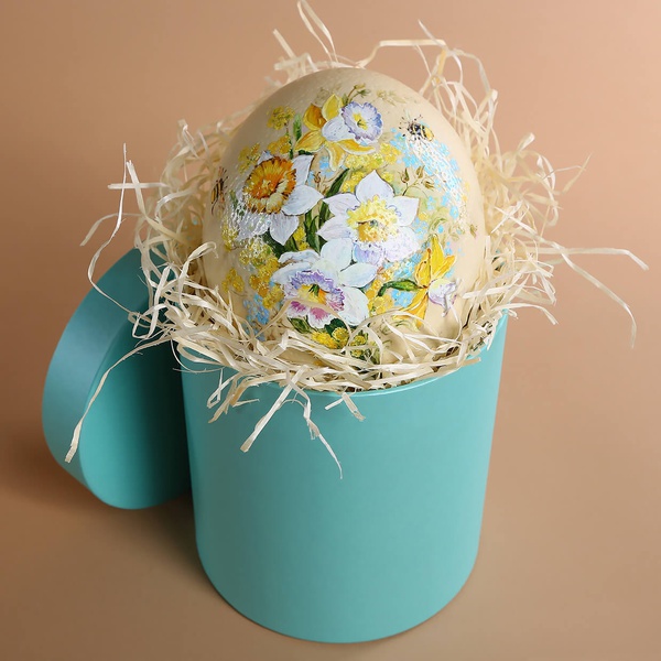 Розписне яйце "Нарциси" у капелюшній коробці