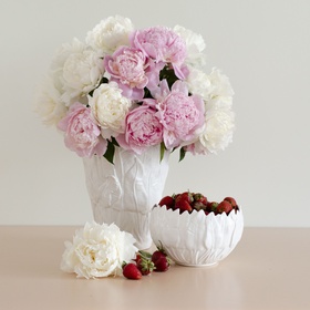 Gift set with peonies and strawberry