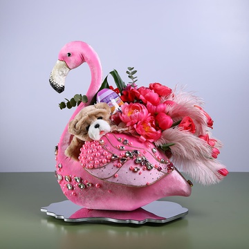 Розовый фламинго с пионами