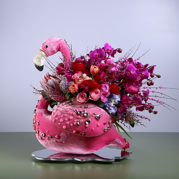 Квіткова композиція в рожевому фламінго з джинестрою