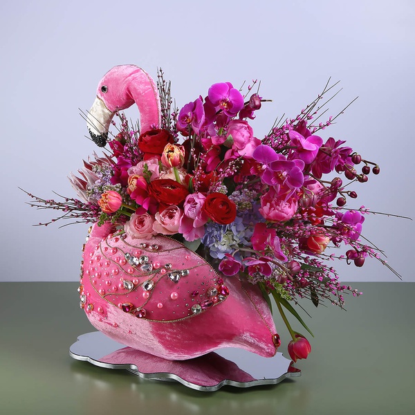 Квіткова композиція в рожевому фламінго з джинестрою