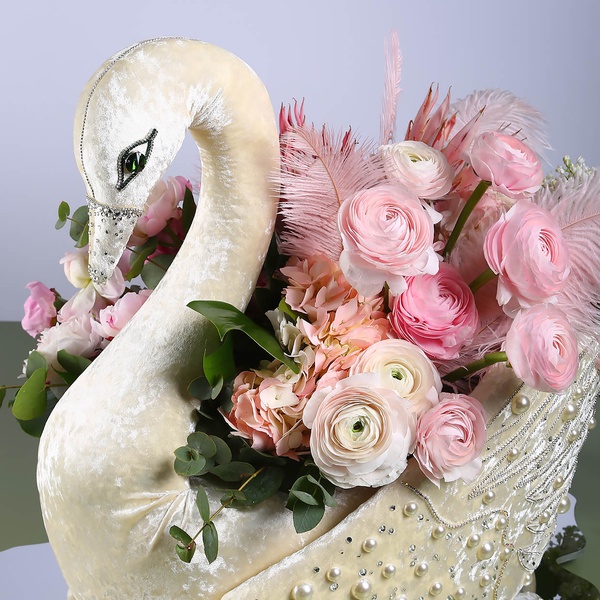Цветочная композиция в лебеди с розовыми ранункулюсами
