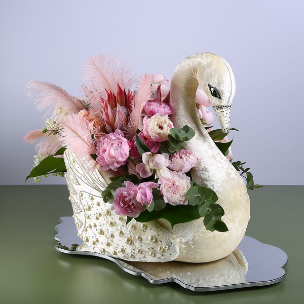 Квіткова композиція в Лебеді з рожевими ранункулюсами