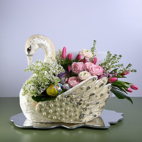 Floral compositioin in a Swan with white lilac