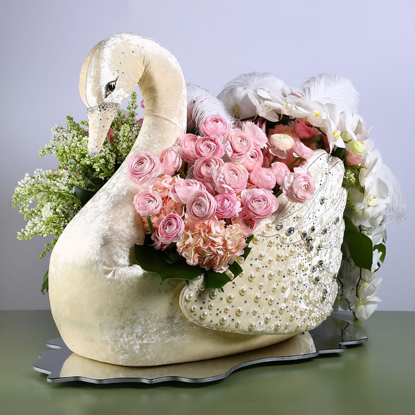 Цветочная композиция в лебеде с белым фаленопсисом
