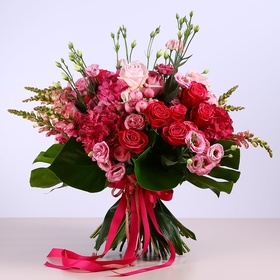 Bouquet in pink and raspberry tones